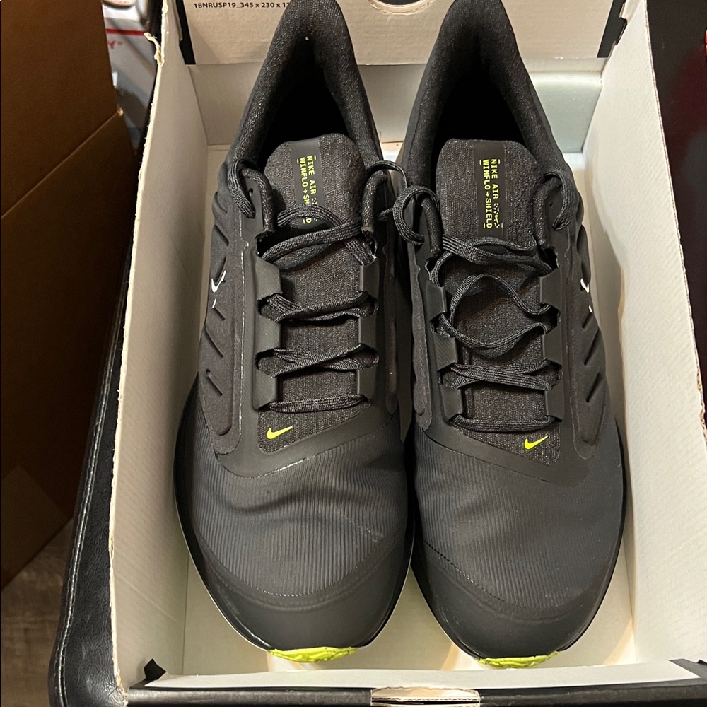 Nike Men's Black and Yellow Athletic Shoes